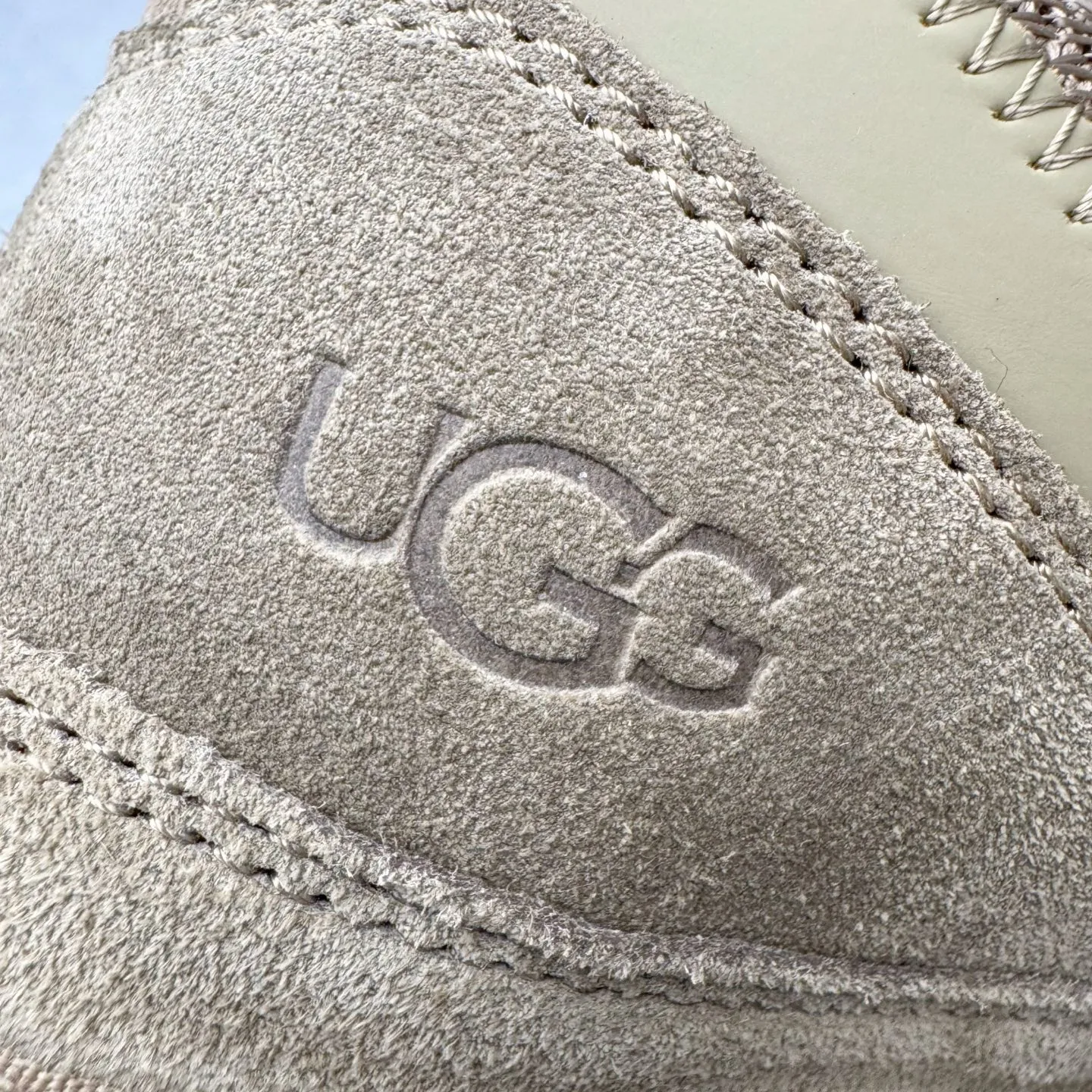 Pick up locally💰640 UGG 4032 Meyer autumn and winter sheepskin and fur integrated snow boots. All shoes are made of ZP from the same factory. Longfeng A-grade Australian imported sheepskin and fur integrated. Men's and women's boots brand OEM production line fully follows the ZP process. OEM original pattern maker adheres to the principle of no original shoes and no development selection. Pay attention to every detail. The most authentic version on the market TREADLITE "Light Wing" technology outsole Lightweight/durable/flexible/pile size: 35 36 37 38 39 40 41 42 43 44 45 Coding: by3936030